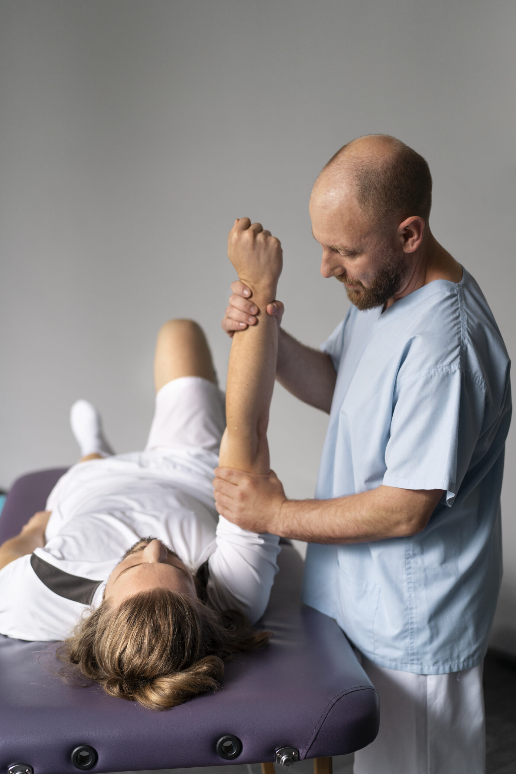 Fisioterapeuta ayudando a un paciente
